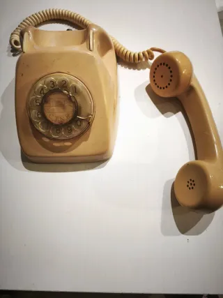Teléfono antiguo beige