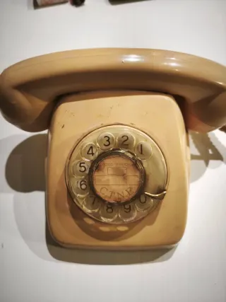 Teléfono antiguo beige