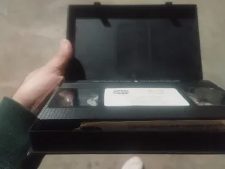 VHS El Hombre de los Ojos de Hielo