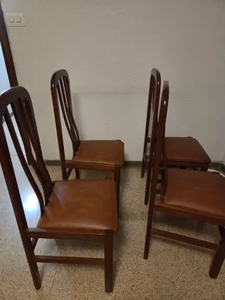 Juego de 5 sillas de madera y cuero
