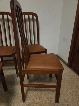 Juego de 5 sillas de madera y cuero