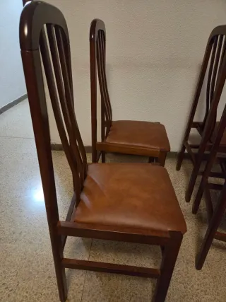 Juego de 5 sillas de madera y cuero