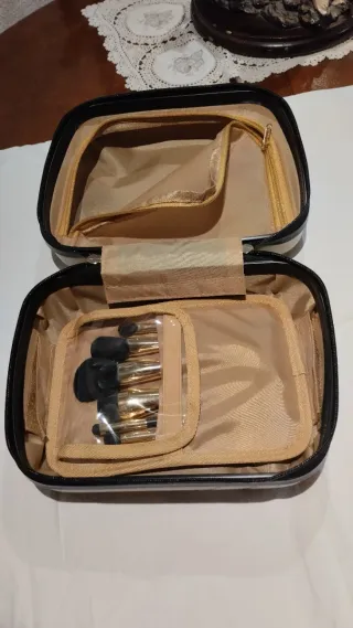 Neceser Rígido Deliplus con 6 Brochas