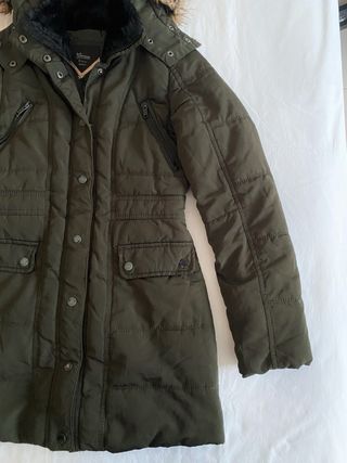 Parka Bershka verde con capucha y pelo