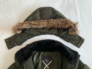 Parka Bershka verde con capucha y pelo