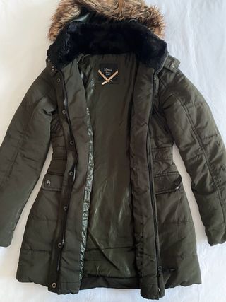 Parka Bershka verde con capucha y pelo