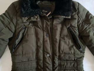 Parka Bershka verde con capucha y pelo