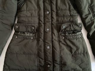 Parka Bershka verde con capucha y pelo