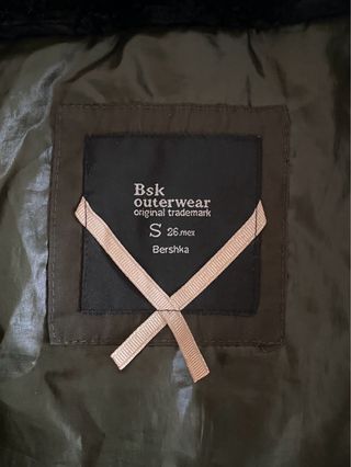 Parka Bershka verde con capucha y pelo