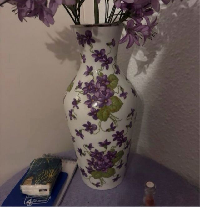 Jarrón porcelana flores moradas