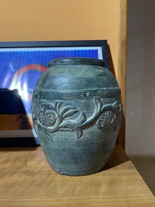 Jarrón antiguo decorado de cerámica