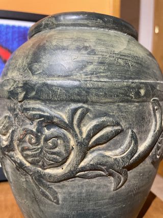 Jarrón antiguo decorado de cerámica