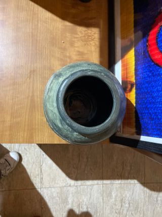 Jarrón antiguo decorado de cerámica