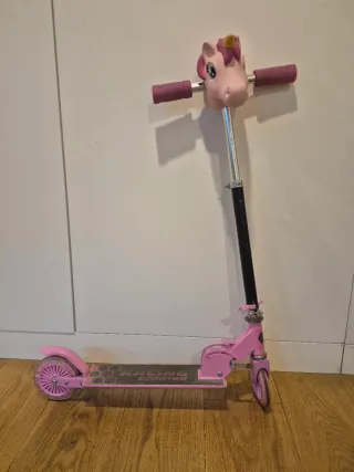Patinete infantil rosa con diseño de unicornio