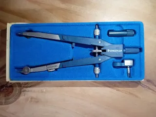 Compás Staedtler con accesorios