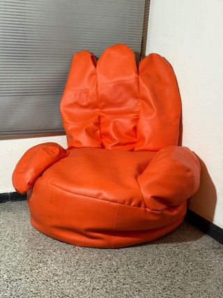 Puff mano gigante naranja