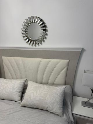 Cabecero de cama beige, gris y blanco