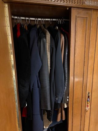 Armario de madera marrón