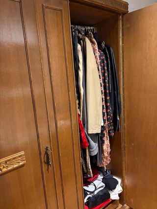 Armario de madera marrón