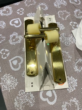 Manilla de puerta dorada