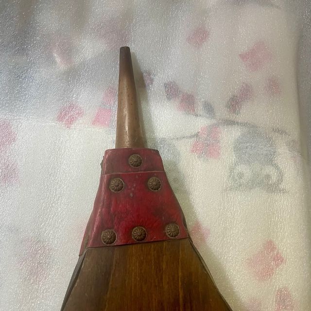 Fuelle funcionando de bronce, madera y cuero