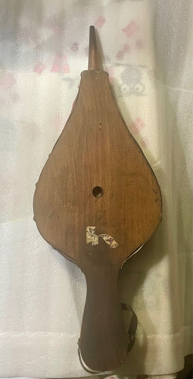 Fuelle funcionando de bronce, madera y cuero