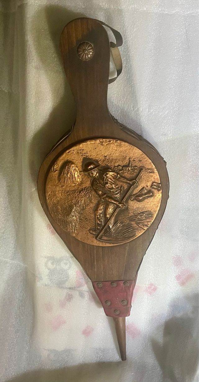 Fuelle funcionando de bronce, madera y cuero