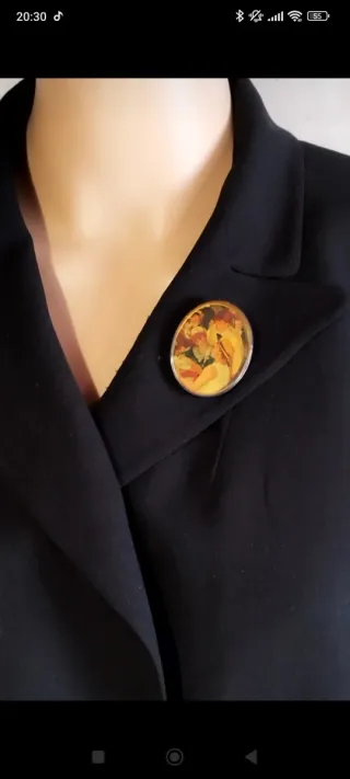 Broche vintage ovalado con escena