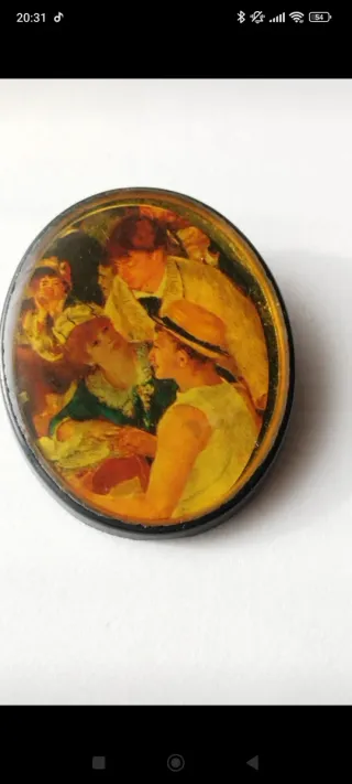 Broche vintage ovalado con escena