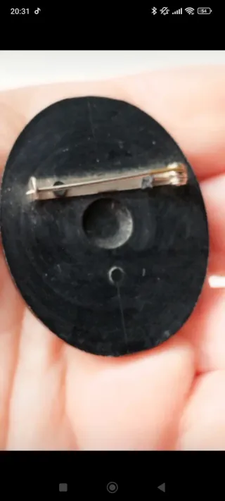 Broche vintage ovalado con escena