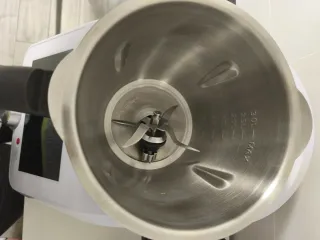 Robot de cocina blanco con pantalla