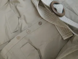 Mono beige con cinturón