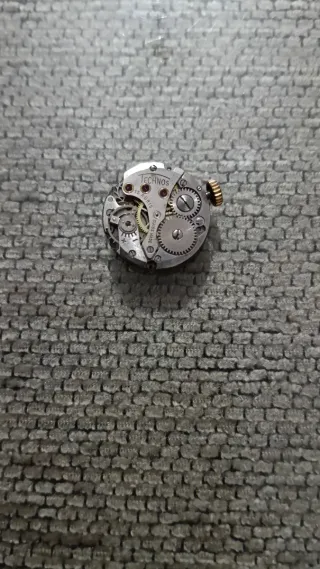 Movimiento de reloj antiguo