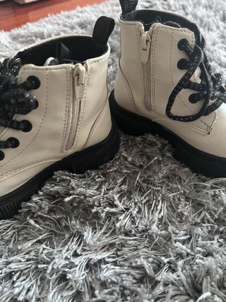 Botas niña blancas y negras