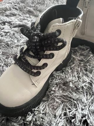 Botas niña blancas y negras