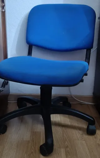Silla de oficina azul y negra