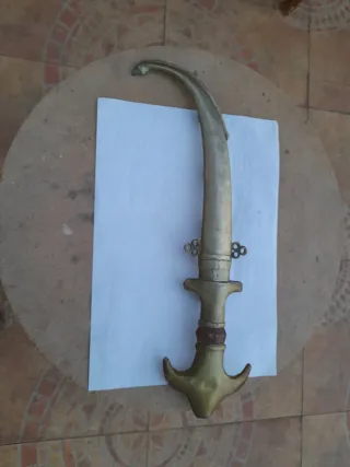 Daga árabe decorativa