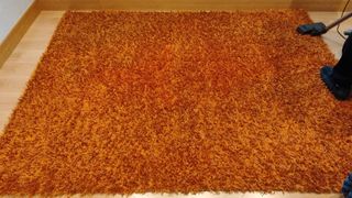 Alfombra naranja pelo largo