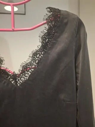 Blusa negra con encaje