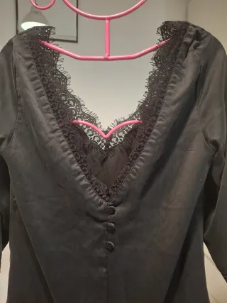 Blusa negra con encaje