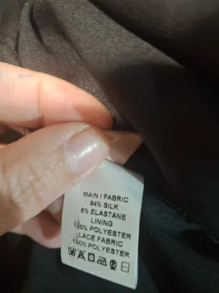 Blusa negra con encaje