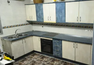 Cocina completa beige y azul