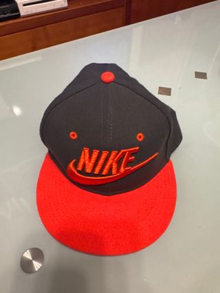Gorra Nike niño negra y naranja