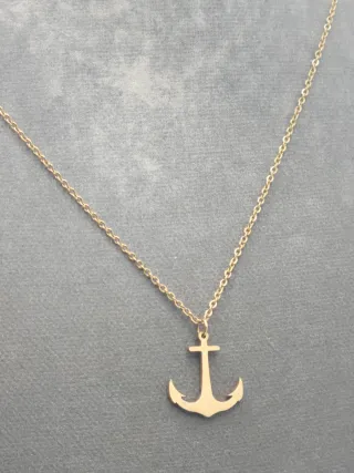 Collar con colgante de ancla dorada