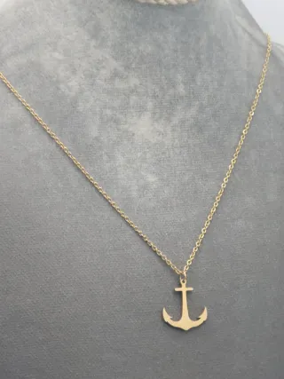 Collar con colgante de ancla dorada