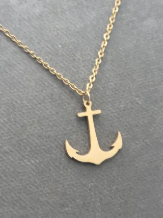Collar con colgante de ancla dorada