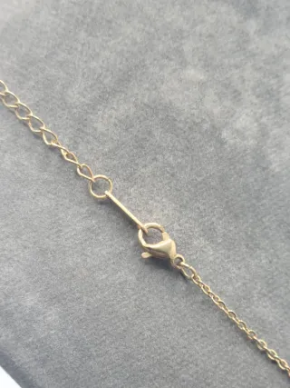 Collar con colgante de ancla dorada