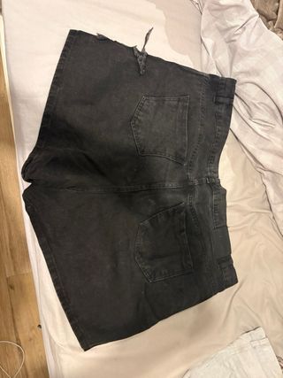 Shorts vaqueros negros con estrella desgarrada