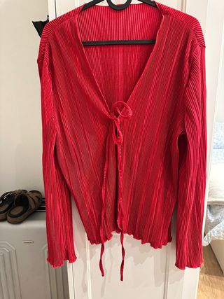 Camisa roja plisada con lazada