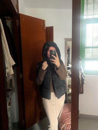 Chaqueta sin mangas negra sin uso
